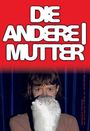 Text: "DIE ANDERE MUTTER". Eine Frau schaut durch einen Vorhang aus dunklem Stoff, hält ein weißes Kissen mit "SIS".