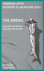 Text: Fabienne Liptay, Giuseppe Di Salvatore (Eds.) THE SIRENIC. Folge dem Wasser, folge dem Klang. Think Art Diaphanes.  
Das Bild zeigt eine silberne Skulptur eines torsolosen Körpers mit Fischschwanz auf grauem Hintergrund, umrandet von türkisfarbenen Rändern.