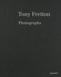 "Tony Fretton Photographs" und "QUART" auf dunklem Hintergrund.