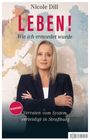 „LEBEN! Wie ich ermordet wurde“. Frau mit blonder Mähne in Anzug vor abstraktem Hintergrund.