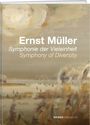 Text: "Ernst Müller, Symphonie der Vieleinheit, Symphony of Diversity". Dunstige Landschaft in Erdtönen, sanfte Pinselstriche.