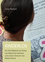 "KINDERLOS. Ein Porträtband mit Fotos von Raymond Jarchow und einem Vorwort von Maike Schult." Frau von hinten.