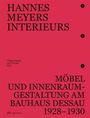 „HANNES MEYERS INTERIEURS“, „MÖBEL UND INNENRAUMGESTALTUNG AM BAUHAUS DESSAU 1928–1930“. Roter Hintergrund.