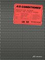 Roter Aufkleber: "Air Conditioned: Architecture Between Comfort and Climate Change", Herausgeber, Jahr, ISBN. Schwarzes Muster.