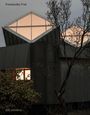 "Fotostudio Frei" steht oben links. Architektur mit beleuchteten, diamantförmigen Fenstern, Bäume im Vordergrund.