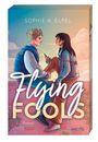 „Sophie A. Elpel”, „Flying Fools“, „Roman“, „Arctis“. Zwei Personen sitzen auf einer Mauer und teilen Kopfhörer.