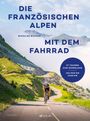 "Die französischen Alpen mit dem Fahrrad." Ein Radfahrer auf einer kurvigen Bergstraße, umgeben von grünen Hängen und Wolken.