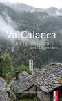 "Val Calanca: Im Tal der Sagen und Legenden. Verena Schwarzer." Steinige Dächer, Kirchturm, bewaldete Berge mit Nebel.