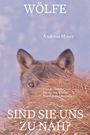 „WÖLFE; Andreas Moser; Eine Recherche zum Wesen von Wölfen, Hunden und Menschen; SIND SIE UNS ZU NAH?“ - Wolf schaut hervor.