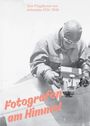 Texte: "Der Flugdienst von swisstopo 1926–2026", "Fotografen am Himmel". Person in Fliegerkleidung mit Kamera.