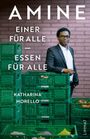 „Amine. Einer für alle – Essen für alle.“ Ein Mann steht vor grünen Kisten aus Kunststoff.