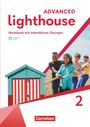 ADVANCED lighthouse. Workbook mit interaktiven Übungen. Vier Kinder ziehen ein Seil am Strand. Haus in Streifen. Cornelsen.