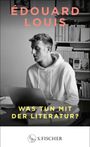 Édouard Louis, "Was tun mit der Literatur?" Eine Person im weißen Hoodie sitzt vor einem Laptop, umgeben von Büchern.