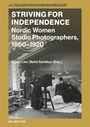 Text: "STRIVING FOR INDEPENDENCE Nordic Women Studio Photographers, 1860–1920. Sigrid Lien, Mette Sandbye (Eds.). DE GRUYTER."

Szenerie: Ein historisches Fotostudio mit Frauen.