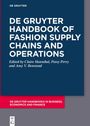 "DE GRUYTER HANDBOOK OF FASHION SUPPLY CHAINS AND OPERATIONS" auf dunkelblauem Hintergrund, rote Leiste unten.