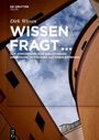 Text: Wissen fragt… Zur Atmosphäre von Bibliotheken. Gebäude mit rundem und eckigem Architekturelement, Himmel sichtbar.
