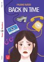 "PAULINE RUSSO, BACK IN TIME" oben. Illustration: Frau, Kassettenrekorder, gelbes Telefon, silberner Schuh, rosa Ohrringe.