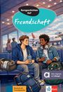Zwei junge Männer sitzen im Flughafenterminal, halten Wasserflaschen, mit Rucksäcken und Gepäck neben sich. Im Hintergrund ein Flugzeug.