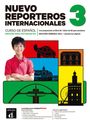 Titel: NUEVO REPORTEROS INTERNACIONALES 3. Ein Junge in Rot lächelt, umgeben von bunten Grafiken mit Gebäuden.