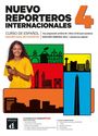 Titel: "Nuevo Reporteros Internacionales 4". Ein fröhliches Mädchen mit Smartphone vor bunten Gebäuden und Landschaftsillustrationen.