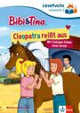 Titel: Cleopatra reißt aus, mit farbigen Silben lesen lernen. Zwei Mädchen flechten einer Pferdemähne Zöpfe.