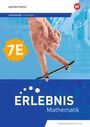 „Arbeitsheft mit Medien 7E“, „ERLEBNIS Mathematik“, „Nordrhein-Westfalen“. Illustration: Hand mit Finger-Skateboard.