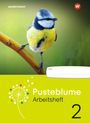 "Pusteblume Arbeitsheft 2" in großer Schrift, mit einer Meise auf einem Ast und einem grünen Hintergrund.