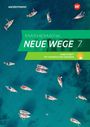 "Mathematik Neue Wege 7" auf grünem Hintergrund. Segelboote auf türkisfarbenem Wasser aus der Vogelperspektive.