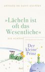 „Lächeln ist oft das Wesentliche.“ Illustration: Der kleine Prinz liegt auf einer Wiese und schaut neugierig.