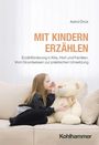 Text: "MIT KINDERN ERZÄHLEN" - Erzählförderung in Kita. Ein Kind flüstert einem Teddybär auf einem Sofa etwas zu.
