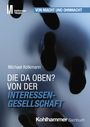 "Die da oben? Von der Interessengesellschaft" von Michael Kolkmann. Hintergrund: unscharfe Fußabdrücke.