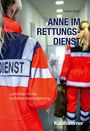 Texte: "ANNE IM RETTUNGSDIENST", "Lehrroman für die Notfallsanitäterausbildung". Zwei Personen in Rettungsdienst-Uniformen.
