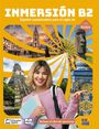 "INMERSIÓN B2: Español comunicativo para el siglo XXI" steht oben. Eine Frau lächelt und hält Bücher, umgeben von Sehenswürdigkeiten.