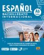 „ESPAÑOL BACHILLERATO INTERNACIONAL Ab Initio“. Darunter moderne Architektur und Porträts von fünf lächelnden Personen.