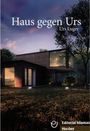 "**Haus gegen Urs** von Urs Luger.** Abendszene eines modernen Hauses mit großen Fenstern, umgeben von Bäumen."