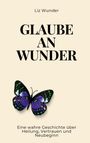„Glaube an Wunder“ von Liz Wunder. Ein bunter Schmetterling unten. Cremefarbener Hintergrund.