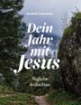 „Dein Jahr mit Jesus. Tägliche Andachten. Elisabeth Lindenthaler.“ Ein Waldpfad führt durch Berge und Bäume.