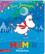 Titel: "Mumin und das Winterfest". Eine Figur auf Schlittschuhen vor einer winterlichen Feier mit Laternen und Bergen.