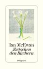 „Ian McEwan Zwischen den Büchern“ darunter „Diogenes“. Illustration: Vase mit weißen Blumen und einem Stift daneben.
