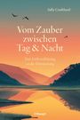 "Vom Zauber zwischen Tag & Nacht. Eine Liebeserklärung an die Dämmerung." Illustration: Landschaft bei Sonnenuntergang.