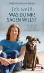 „Ich weiß, was du mir sagen willst. Die Sprache der Hunde richtig verstehen.“ Frau sitzt mit Hund auf einem Steg.