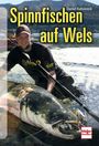 "Spinnfischen auf Wels" von Daniel Katzoreck. Ein Angler kniet mit einem großen Wels in einem Gewässer.