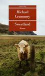 "Michael Crummey, Sweetland, Roman, Unionsverlag." Eine Kuh steht auf grüner Wiese neben einem Zaunpfahl. Im Hintergrund Hügel.