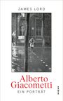 JAMES LORD. Alberto Giacometti: Ein Porträt. Schwarzweißfoto eines Mannes in nasser Straße vor Gebäude mit Bäumen.