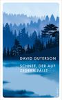 DAVID GUTERSON, SCHNEE, DER AUF ZEDERN FÄLLT. Illustration von nebligem Wald mit Zedernbäumen in Blautönen.