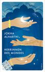 Texte: "JOKHA ALHARTHI, HERRINNEN DES MONDES." Drei Hände mit Schmuck in einem Himmel voller Sterne und Mond.