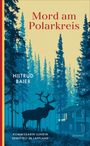 „Mord am Polarkreis“, Hiltrud Baier. Eine Waldszene mit einem Elch, hohen Bäumen und einer Holzhütte im Hintergrund.