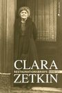 „Clara Zetkin, Restaurationsbriefe Band 3/1“. Eine ältere Frau in einem eleganten Mantel vor einer verzierten Tür.