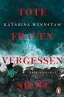 "Tote Frauen Vergessen Nicht" in roten Buchstaben, "Katarina Wennstam" in weiß. Frau steht auf Felsen am Meer. Links Logo mit Pinguin.