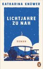 Blauer Himmel, Text: "KATHARINA KNÜWER", "LICHTJAHRE ZU NAH", "ROMAN". Illustration mit Häusern und Tanks. Pinguin-Logo.